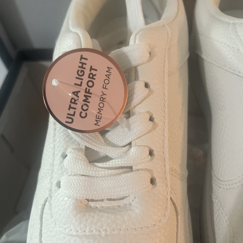 NIB DANSKIN 6.5 Women's‎ Sneakers - Plank Off-white/ Gum - Picture 2 of 9